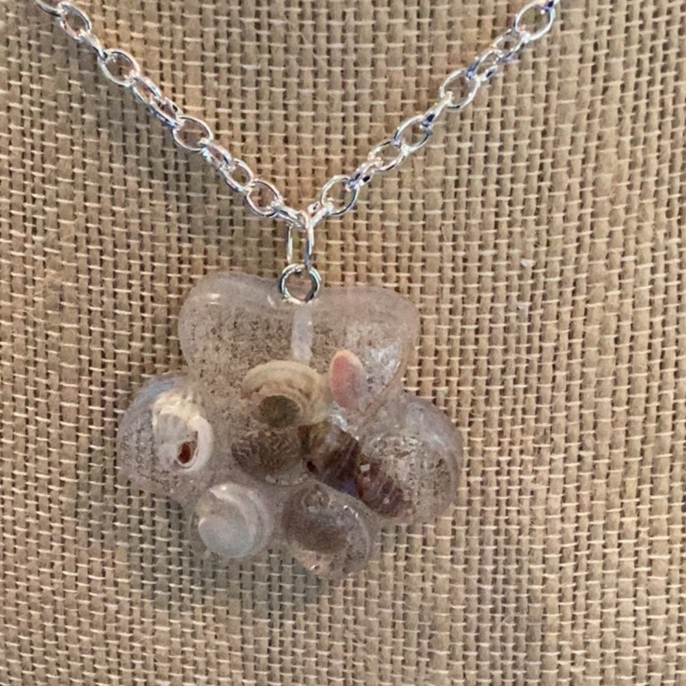 Boutique: Beachy paw print necklace